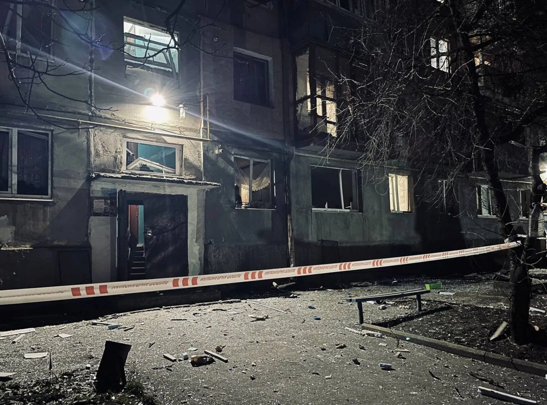 Вид на місце житлового будинку, який постраждав від удару російського безпілотника під час нападу Росії на Україну, у Кропивницькому, Україна, 20 березня 2025 року.